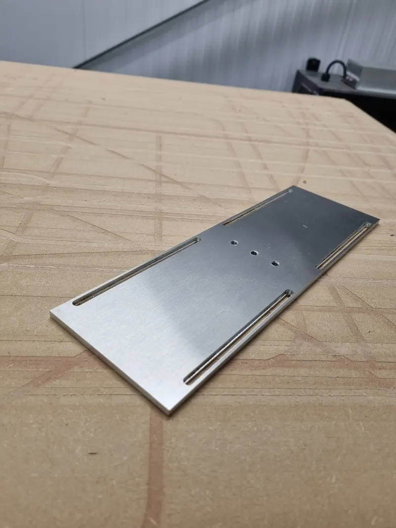 Single machined aluminium plate with slots on the CNC bed